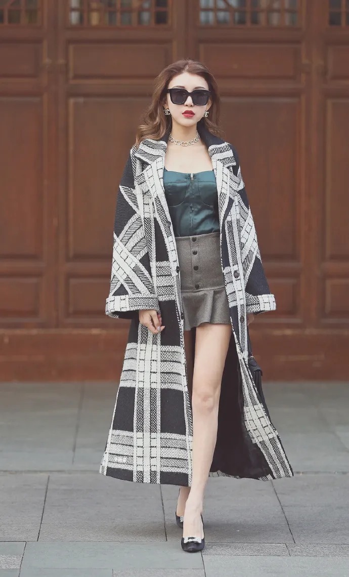 穿黑白大衣的时尚女生