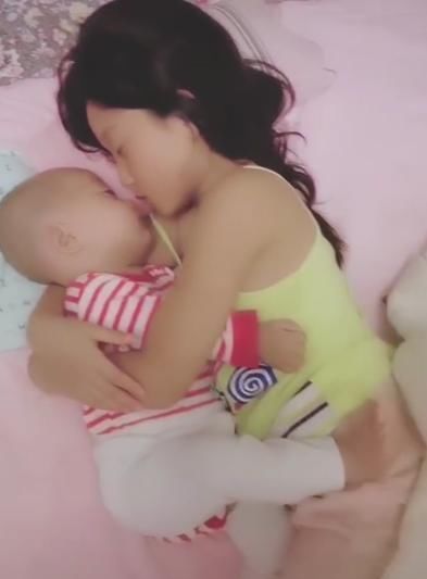 被子|姐姐带着妹妹睡午觉,宝妈掀开被子看了一眼,眼前的画面很暖心