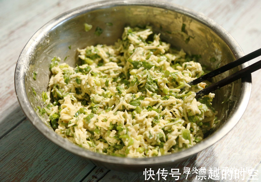 10分钟早餐快速饼两段莲藕、一把芹菜叶，味道好，营养高！