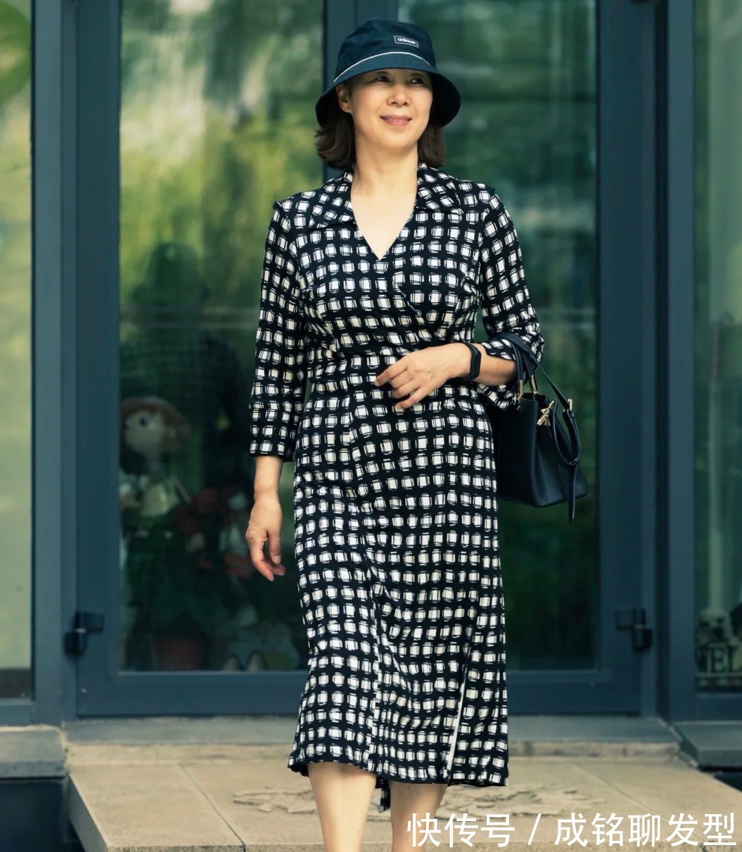 裤装|女人过了60岁别总穿裤装,显胖又不好搭配,裙装舒服时髦又显年轻