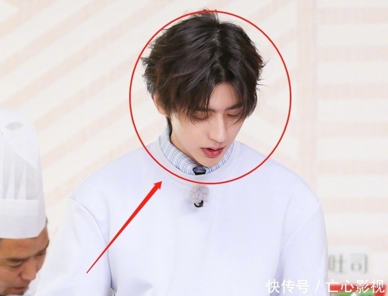 跑男|跑男嘉宾海报，王霏霏手搭李晨肩膀，我却被郭麒麟宋祖儿合照甜到