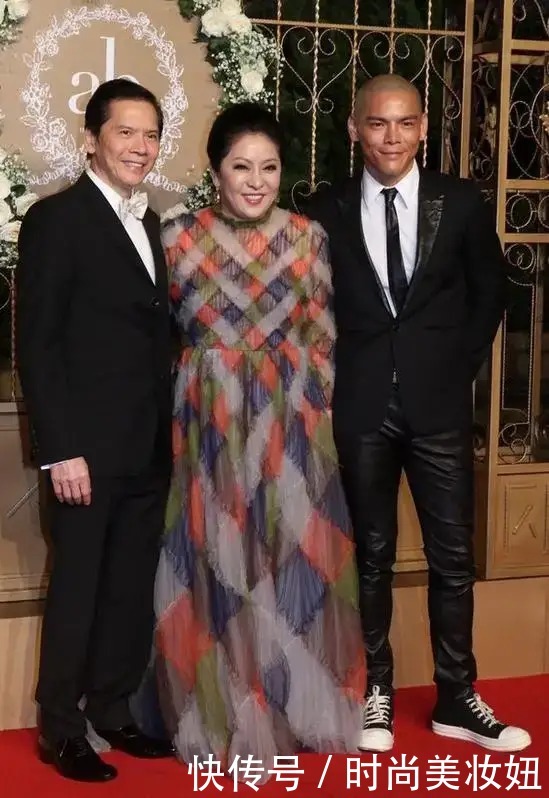 版型|向太这回真长脸了，一袭粉色娃娃裙配丸子头洋气减龄，气质绝了