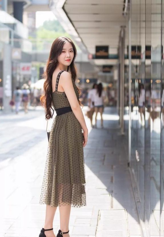 高跟鞋|穿黑色褶皱短裙的美女,红色头发很有个性,时髦又大气