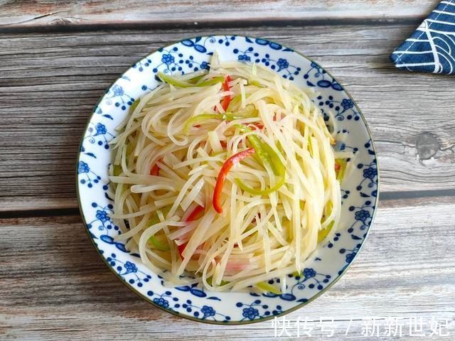 炒土豆丝，什么时候放醋是关键，这一步做对，怎么炒都脆爽好吃