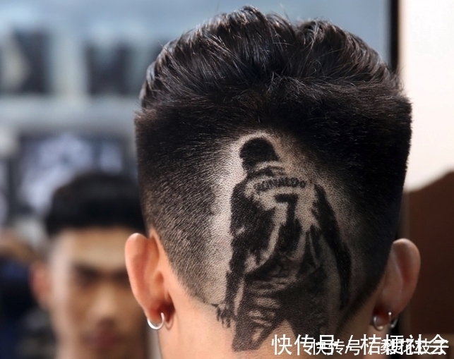 小伙|越南小伙苦练剪发10年,在顾客头上剪出“画作”,收200元值吗?