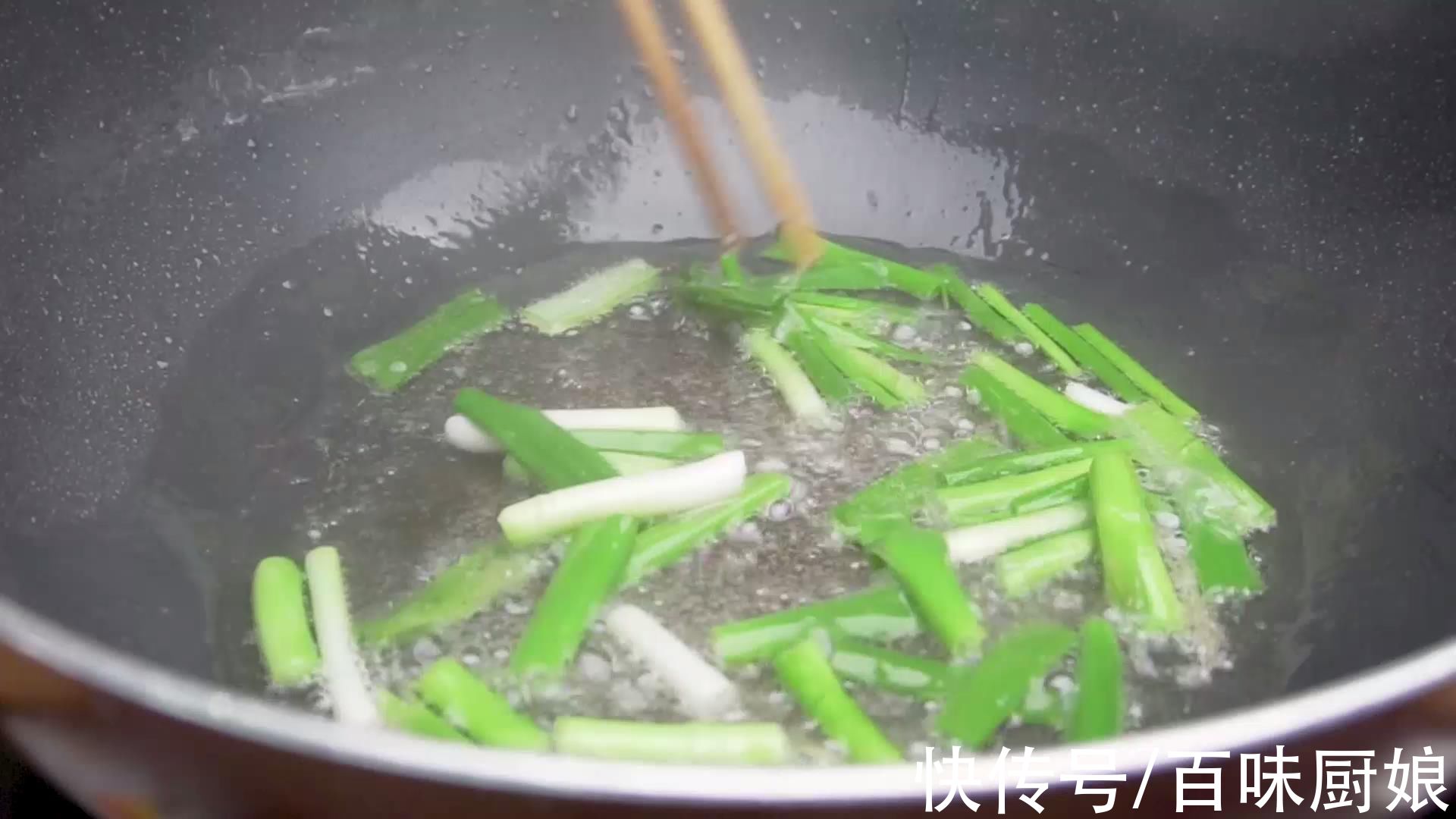面条这样做,加葱花一点缀,简单又美味,一点也不比饭店做的差