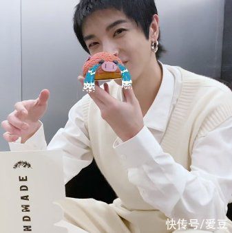 画面|210807 华晨宇甜品吃播突然掉落 还有什么比花花进食更可爱的画面吗