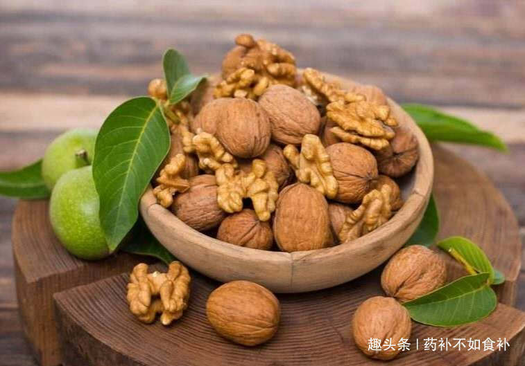 妙用|老人孩子爱吃的核桃别乱扔,核桃壳留下有妙用,解决很多人的烦恼