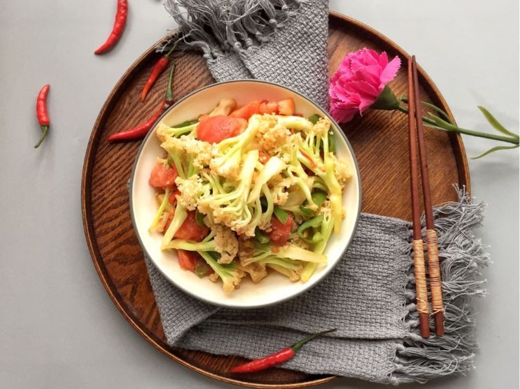 番茄煸炒花菜，我家每周都吃，比肉还下饭