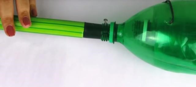 我家扫帚独一无二，忒好用！邻居见后都夸：塑料瓶做的还挺好看