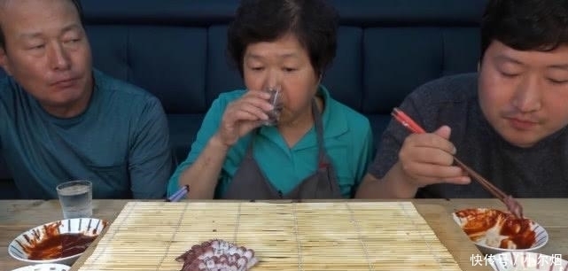 韩国“最穷”吃播大吃海鲜,吃10斤的章鱼,切成薄片看着就很嫩