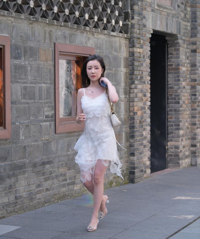 搭配 牛仔裤搭配白色短款上衣，穿搭清纯时尚，少女气息十足