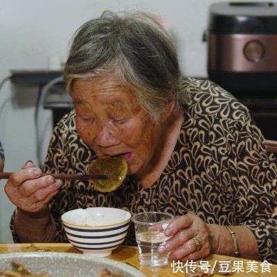 家常菜|传统苦荞麦粑粑，老一辈人的饱腹主食，蒸鸡吃是湖南地道家常菜