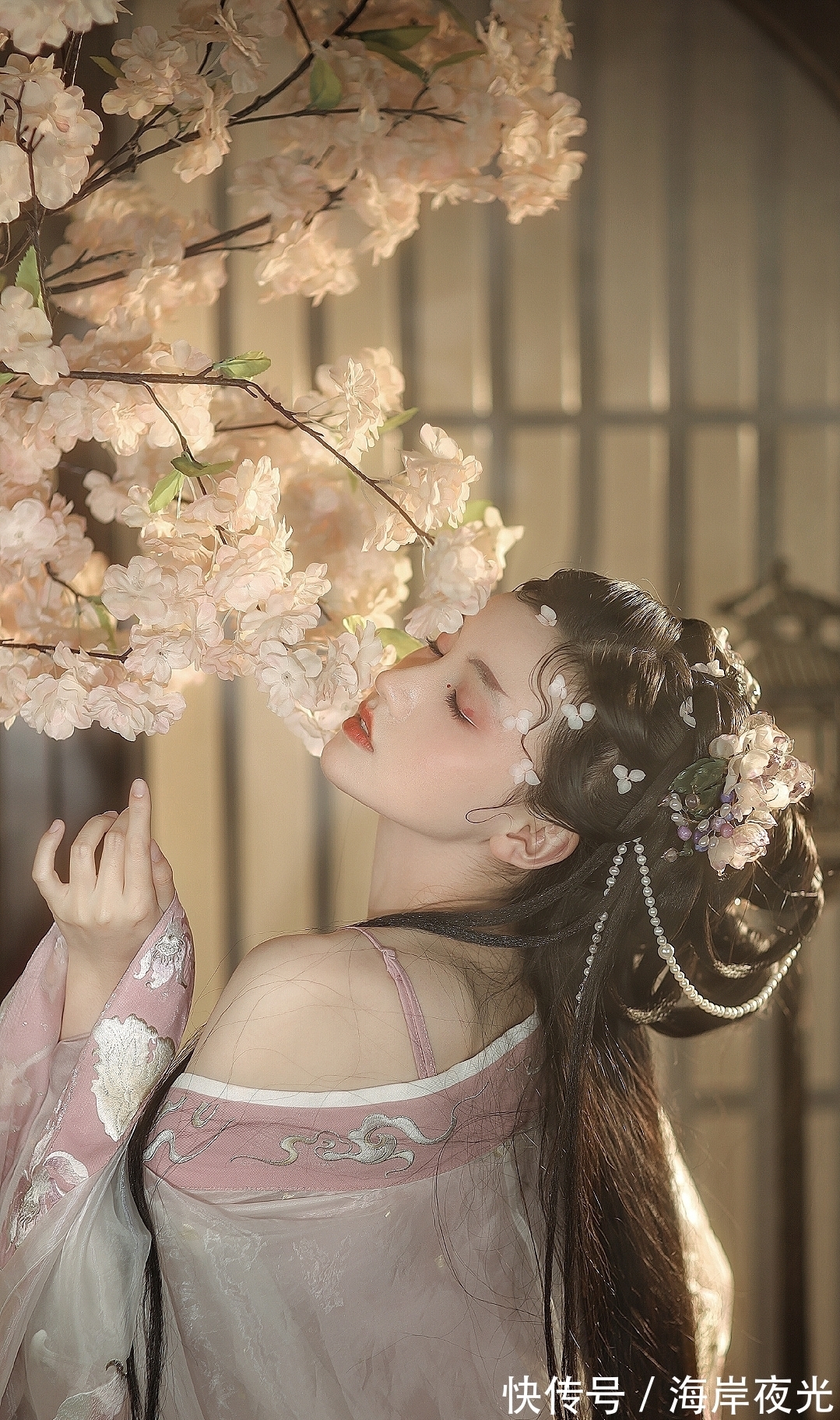 女子|苏轼一首“低级趣味”的词,描写女子一身体部位,现代人看了生气