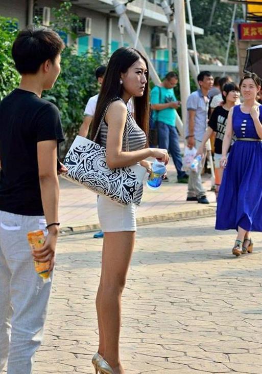 T恤|街拍小姐姐一件V领的黑色短袖T恤搭配牛仔短裤,尽显时尚魅力