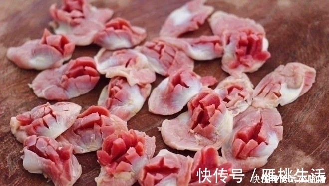 部位|鸡身上最脏的部位,里面含大量重金属,白给都不要,炒菜要扔掉