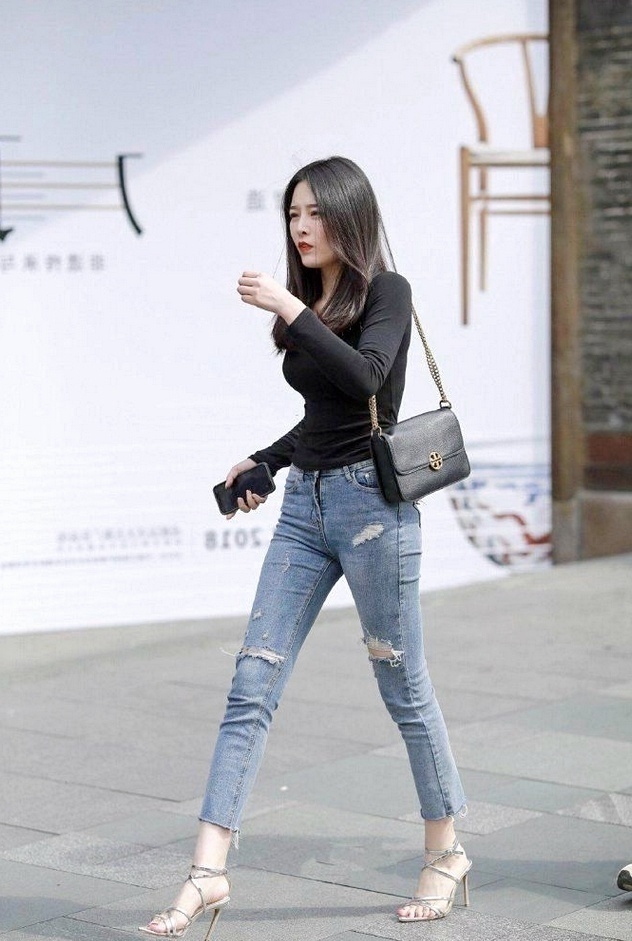 穿衣搭配|小姐姐穿上减龄T恤牛仔裤,乌黑长发,超级吸人眼球!