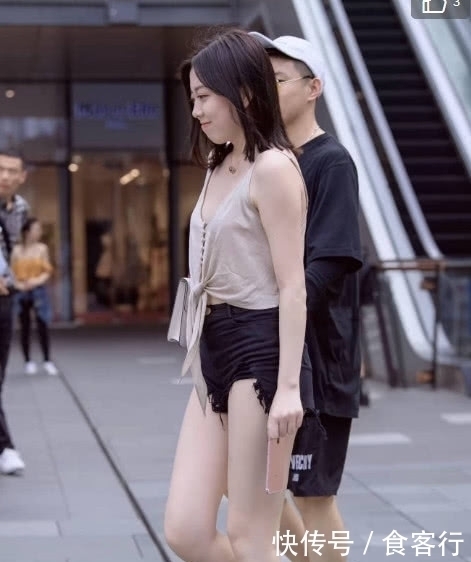 上半身穿着一件吊带衫,胸前的系带增添了设计感显得不再单调