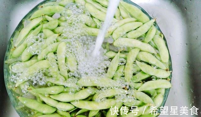 好吃|在家自己做水煮毛豆,比外面买的好吃,制作简单还有营养!