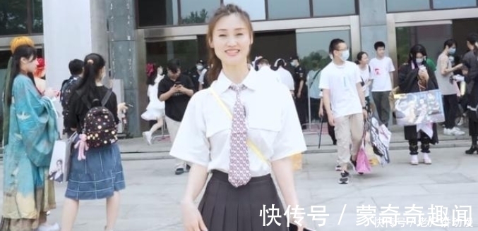 制服|45岁母亲穿JK制服陪儿子逛漫展,拍视频大跳书记舞,评论一众清奇