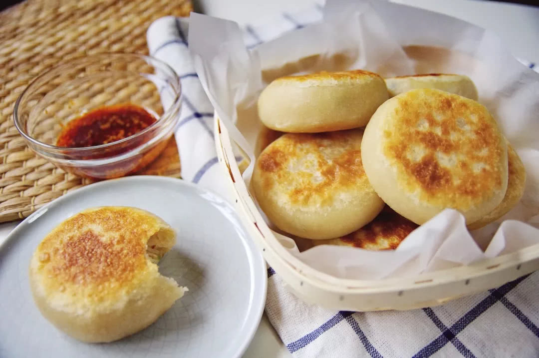 萝卜丝馅饼,一点肉都没放,吃起来确实格外香,刚上桌就被抢光光