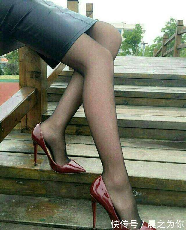 丝袜 尖头细跟高跟鞋加丝袜,轻松显优雅女王范