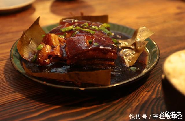 苏东坡门挂识遍天下字,一老者请教学问却答不出,对联又前加4字