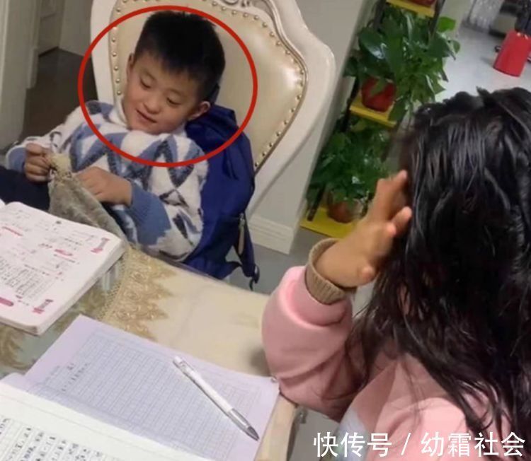 辅导作业|姐姐辅导弟弟写作业,一个大哭一个偷笑,家长:我家晚间场景再现