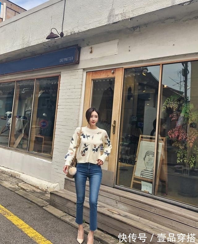 秋叶|女神孙允珠高清时尚搭配:秋冬针织秋叶图案修身白色圆领毛衣