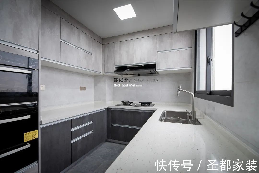 餐厅|184㎡冷灰白现代跃层，打通阳台让客餐厅扩大2倍，真香