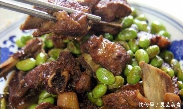 老板来家蹭饭,媳妇下厨做了8菜1汤,月底发工资时却蒙住