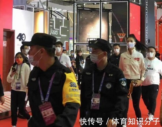 张常宁|女排人气顶流！张常宁高马尾紧身裤亮相进博会，身材颜值太抢镜