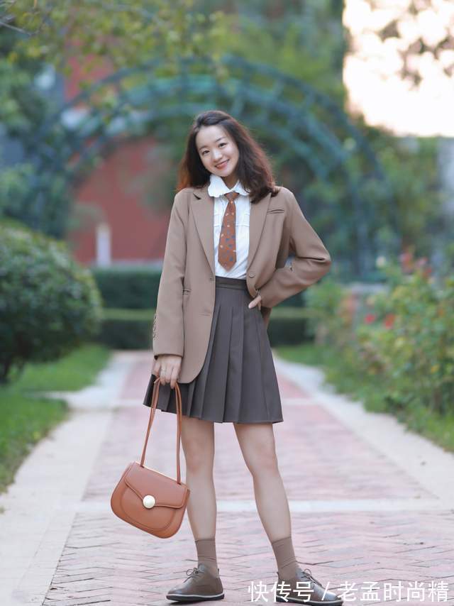 小蛮腰|微胖女生怎么穿才好看?西服外套搭配T恤和黑色短裤,显高又显瘦