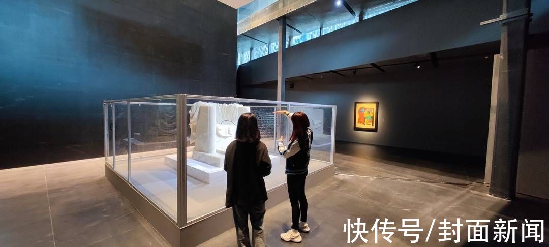 椅子季&十位中外艺术家组团参展，这个展览把椅子玩出了“花样年华”