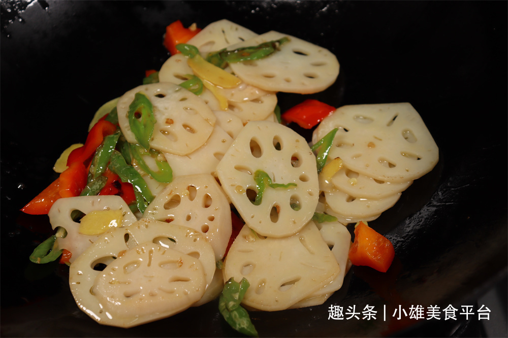 炒莲藕时，最忌直接下锅，大厨教你一招，莲藕脆爽可口不发黑