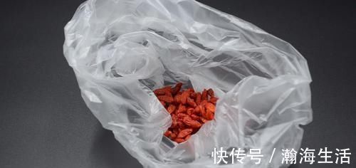 枸杞放久了发霉发粘?学会这诀窍,保存多久都不会受潮变质,真棒