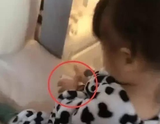 爸爸|闺女翻到老爸“小金库”,宝妈看后笑翻了,宝爸:这小棉袄漏风