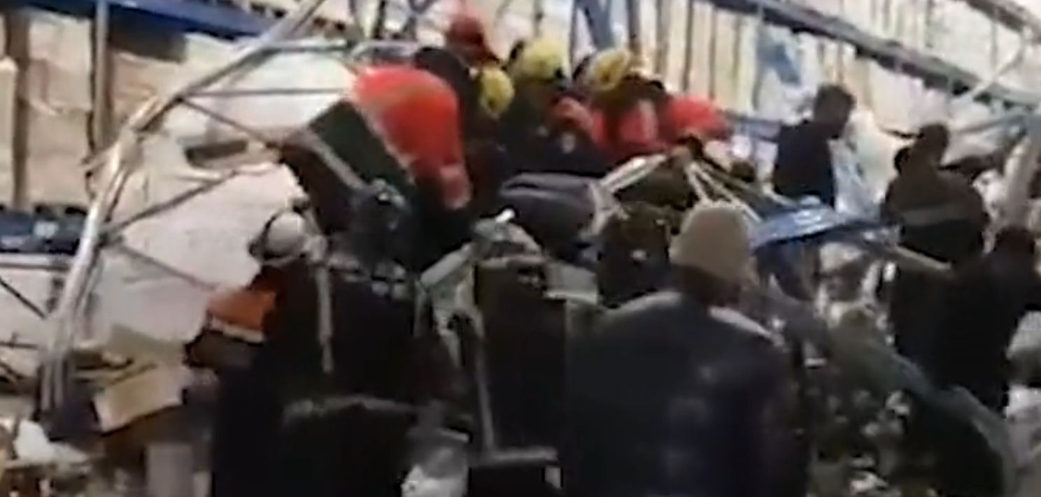 崩塌|8米高货架突然崩塌，员工神闪避却被第二波灭顶，可怕画面曝光