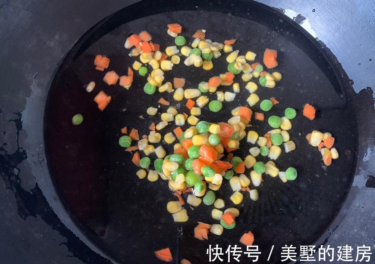 土豆|这是一道焖饭,腊肠搭配土豆,好吃还营养