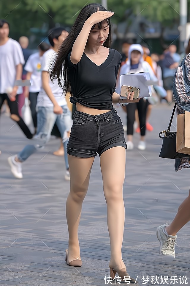 短裤|黑色T恤搭配烟灰色牛仔短裤,简约而不简单,尽显时尚美感