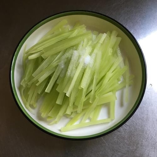 肉末莴笋丝，简单快手，脆嫩下饭