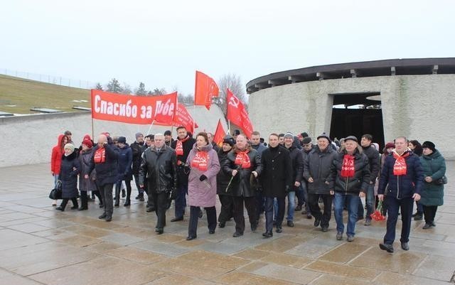 斯大林格勒|俄共向苏联烈士献花,纪念斯大林格勒战役胜利77年,捍卫历史记忆