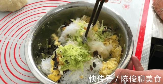 萝卜素馅饺子，这样调的饺子馅，比肉馅还好吃，和面调馅做法详解