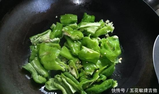 这样,青椒,好吃却不辣,孩子们很喜欢,每次上桌都要吃