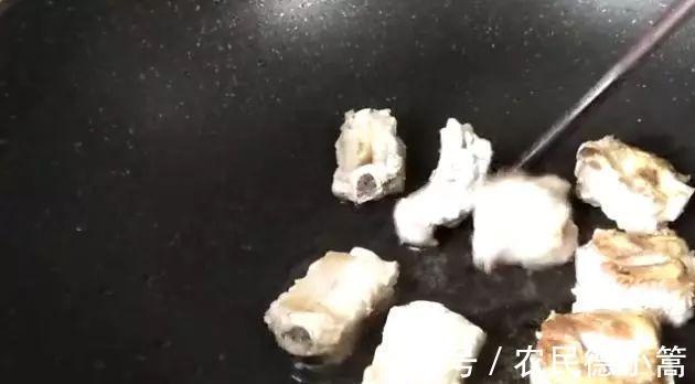 玉米粒|电饭锅排骨焖饭，做法简单，排骨软烂鲜香，看一遍就学会