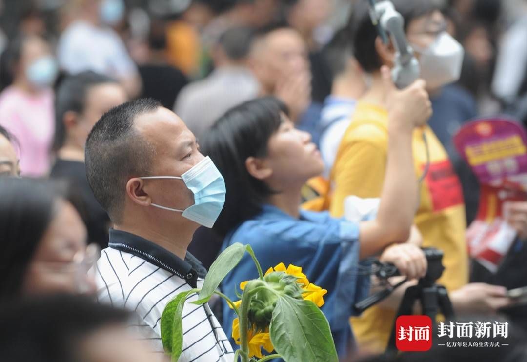 图集|鲜花献恩师 成都七中考场外考生们高呼胜利 合影留念 | 考生