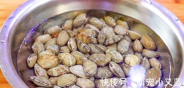 清洗花甲,有人滴油,有人加醋,大厨:都不对,这样做花甲狂吐沙