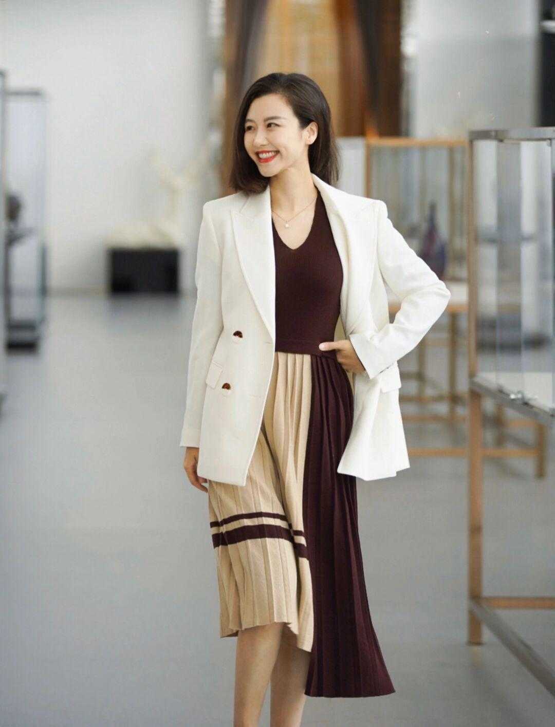 休闲|普通女孩该怎么穿才洋气?白色西服搭配百褶裙干练精致,优雅大气