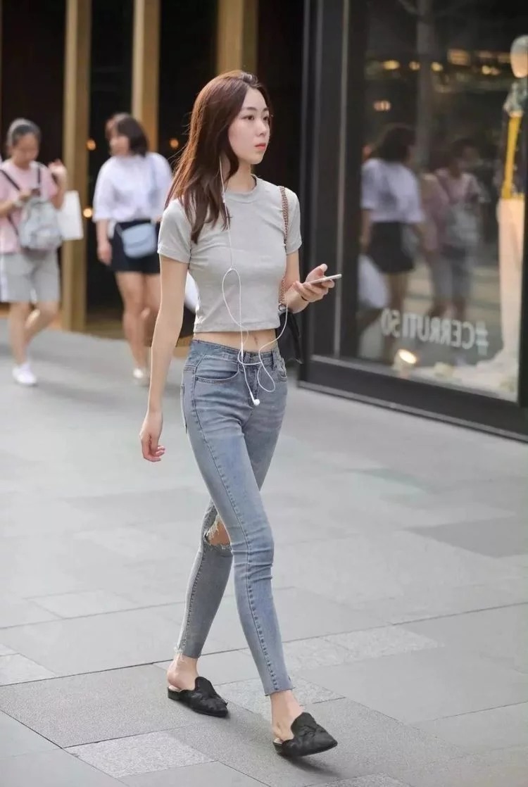 街拍，美女好身材有着独特的魅力，搭配瞬间提升气质