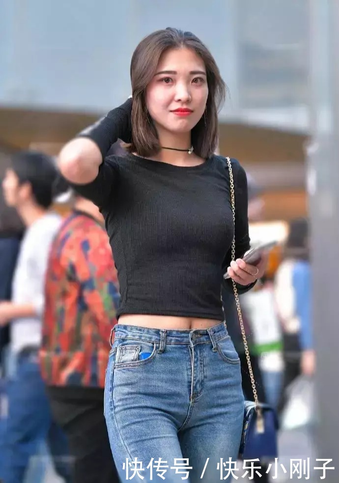 针织|修身牛仔裤配针织T恤,简约范的精致穿搭,自然流露出靓丽